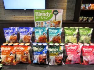 「フルーツティー 3種の果物ミックス」（上段中央）「抹茶オレベース」（上段右）「紅茶」（上段左）