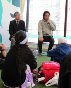 トークショーで参加者の質問に応える添田さん（右）と武田客員教授（左）