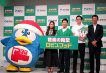 ドンキ 食品強化型「ロビン・フッド」4月デビュー 生鮮・総菜を前面に、新PBも立ち上げ 35年までに売上6000億円へ 鈴木康介代表取締役COO(右端)