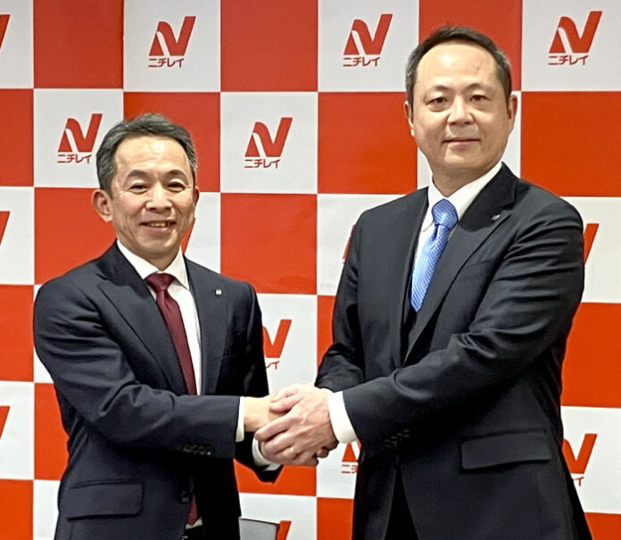 大櫛顕也現社長（左）、嶋本和訓新社長