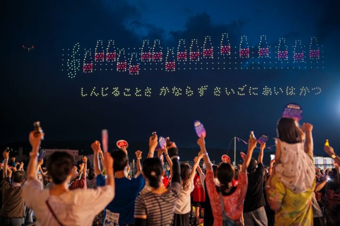 夜空に浮かぶ巨大な楽譜