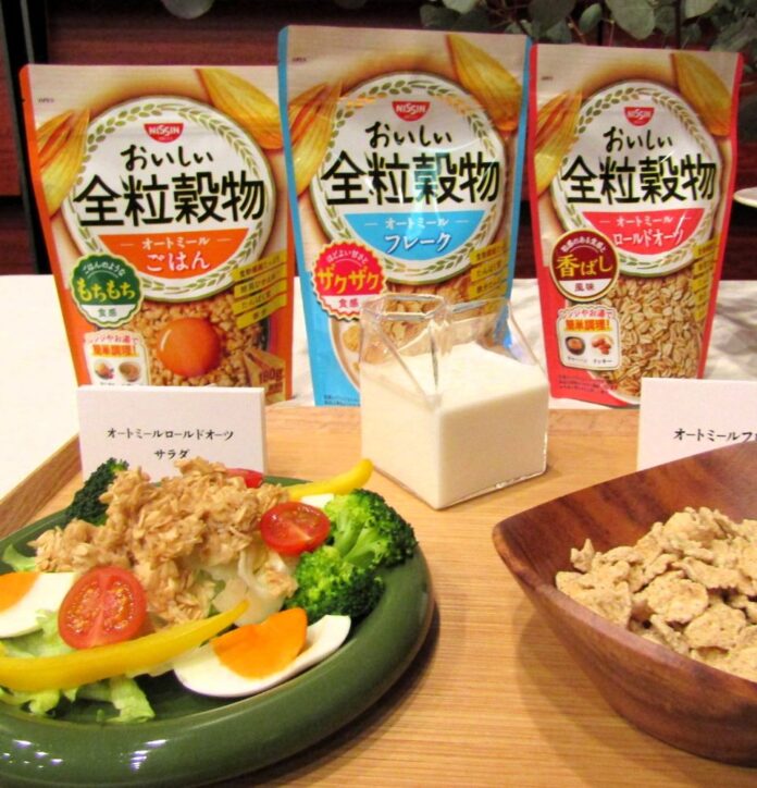 「おいしい全粒穀物オートミールフレーク」（中央）「同オートミールごはん」（左）「同オートミールロールドオーツ」（右）。手前左が「同オートミールロールドオーツ」を使ったサラダ