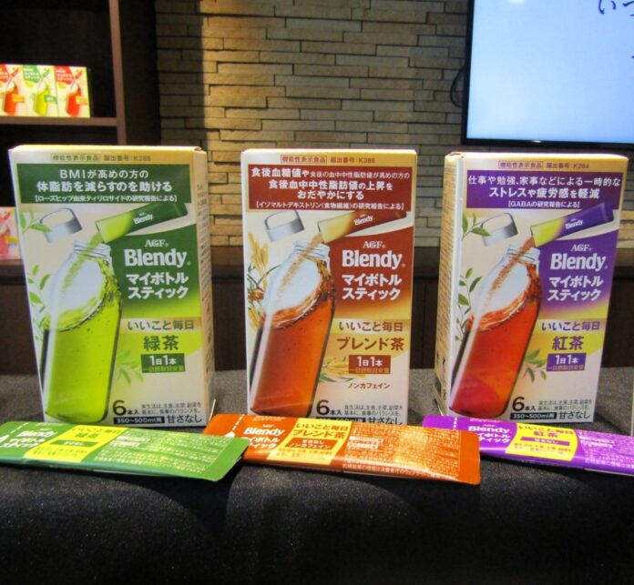 左から「ブレンディ」マイボトルスティックの「いいこと毎日 緑茶」「いいこと毎日 ブレンド茶」「いいこと毎日 紅茶」