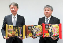 キンレイ「つけ麺」出荷が5年で3.5倍 春夏はNB3品体制に拡充 森江康行常務㊧と若生直浩マネジャー