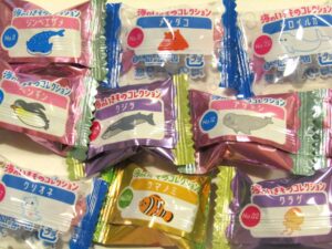 多彩なイラストの個包装の一部