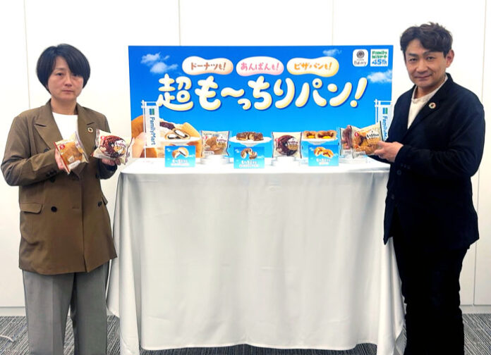 鈴木崇義氏(右)と商品本部スイーツ部ベーカリー・半生菓子グループの上妻春香氏