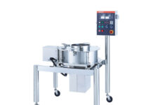 1台4役で生産性向上や省人化に貢献 鬼オロシ機など独自開発の専用機も多彩 ドリマックス F-2000S/D【万能スーパースライサー/ダイサー)】加工工場やセントラルキッチンのような大量処理を行う場所で活躍中。野菜や果物だけでなく、肉・魚のカットも対応可能機種。刃物の組合わせ次第で、一台で4種の切り方(スライス・千切り・ダイス・筋目入り)ができ、更に一度投入でその仕上りができる優れもの。