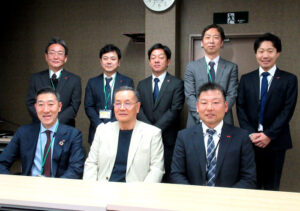 今津秀会長（前列中央）と松村信人社長（同左）
