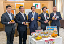 愛媛県産「甘平サワー」 三菱食品が中村知事を表敬訪問 (左から)ミヤモトオレンジガーデン宮本社長、三菱食品・黒瀬中四国支社長、中村愛媛県知事、フジ 愛媛・高知店舗運営本部 河野部長、フジ 加工食品MD推進部 尾﨑マネージャー