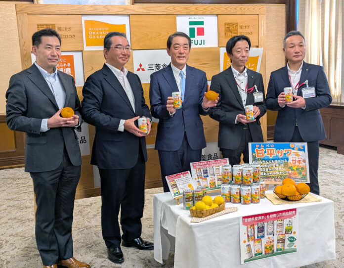 （左から）ミヤモトオレンジガーデン宮本社長、三菱食品・黒瀬中四国支社長、中村愛媛県知事、フジ 愛媛・高知店舗運営本部 河野部長、フジ 加工食品MD推進部 尾﨑マネージャー