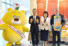 カゴメ中四国支店 広島ネーブルの新製品 県庁でアピール 横田美香知事㊥と簗田衛支店長㊨