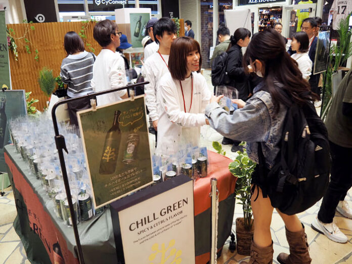 ボタニカル系麦焼酎「CHILL GREEN」ハイボール缶が登場 都内でサンプリング 濵田酒造