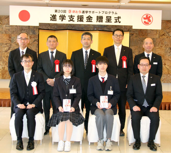 佐藤祥一社長（前列左）と生徒たち
