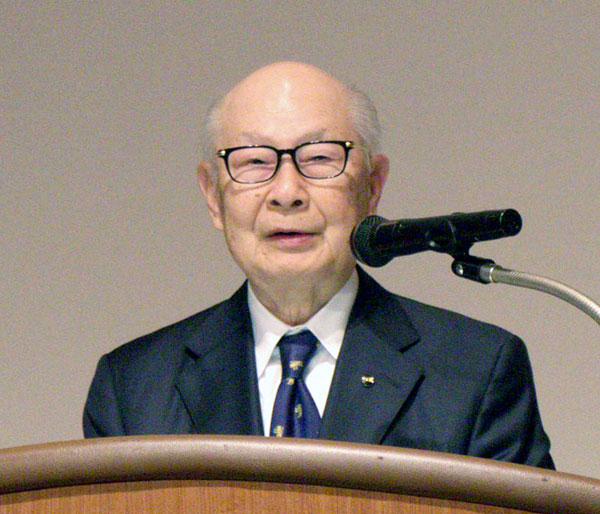 あいさつする國分勘兵衛会長兼CEO