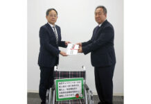大阪海苔組合 車椅子と海苔を寄贈 浅井俊之事務局長㊧と牧野修平委員長