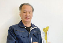 小豆島手延素麺「島の光」 そうめん初のグランプリ 盾を手にする須佐美裕一理事長