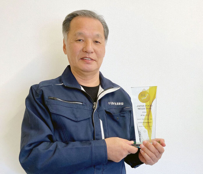 盾を手にする須佐美裕一理事長