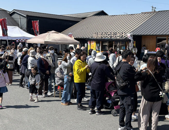 イベントを楽しむ来場者
