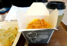 ケンミン食品 直営店「ユンユン」40周年で限定メニュー 「焼小籠包」㊧と「桜えび焼ビーフン」