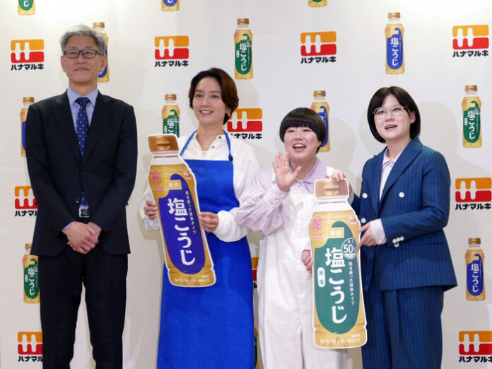 （左から）平田伸行取締役、和田明日香さん、にぼしいわしさん