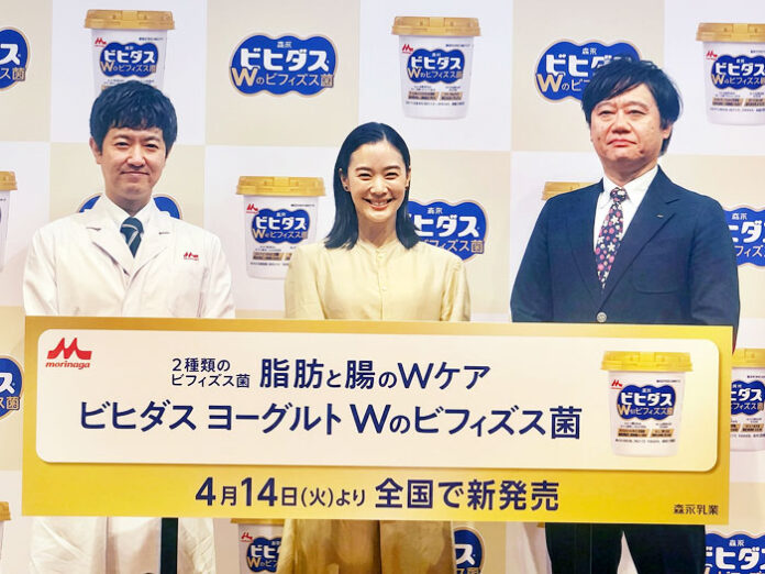 （左から）小田巻俊孝所長、蒼井優さん、平山洋介部長