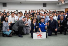 味の素 東京本社で従業員交流会 フィギュアスケート坂本さん迎え 前列中央左から坂本花織さん、高柴瑠衣氏、中村茂雄社長