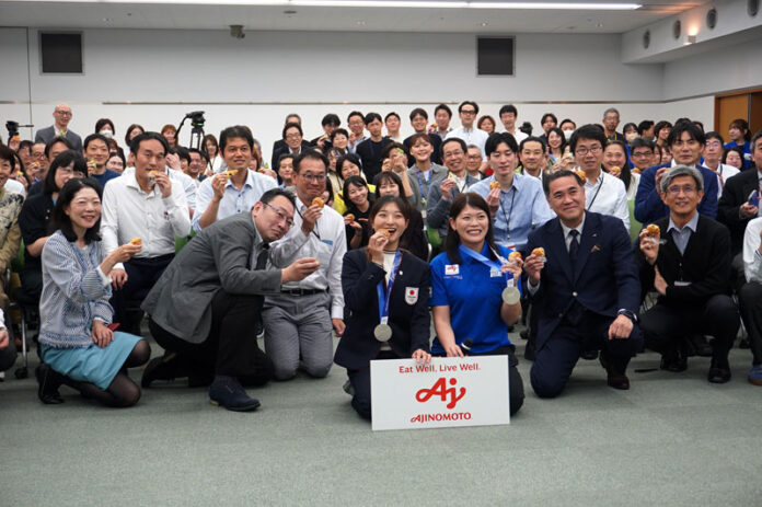 前列中央左から坂本花織さん、高柴瑠衣氏、中村茂雄社長