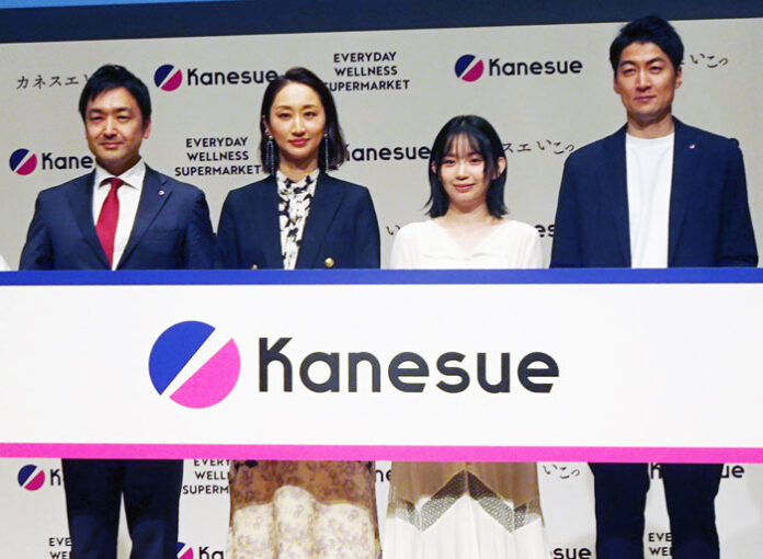 （左から）牛田喜博社長、ミスオオジャさん、宮﨑優さん、岡田喜則社長