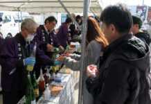 甘強酒造「蔵元感謝祭」開催 角打ちコーナー早くも定番に ハイキング参加者が朝早くから来場