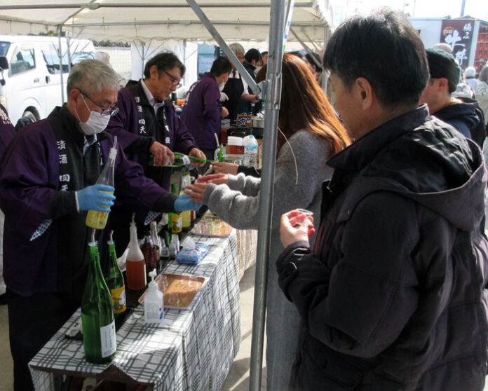 ハイキング参加者が朝早くから来場