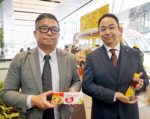 ヒガシマル醤油・濱竜大副支店長㊧とかどや製油・大平佳男部長
