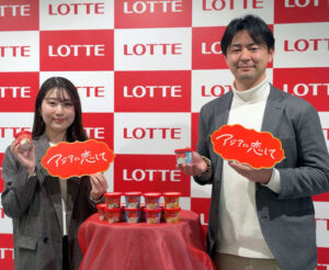 アイス研究部アイス研究一課の荻野まみ氏㊧、西山侃輔氏