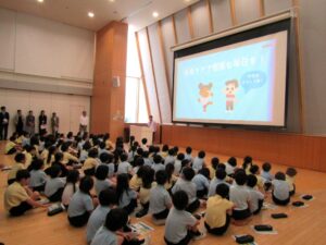 免疫ケアの授業で講師役を務める藤井絵里子さん