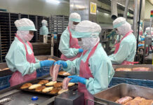 セブン‐イレブン・ジャパン パンカテゴリー全面見直し 価格戦略と品質設計を再構築 手作業でトッピングを行う様子