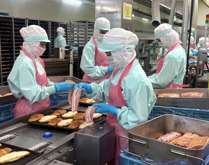 手作業でトッピングを行う様子