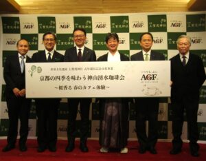 左から亀屋良長の吉村良和社長、京都市の松井孝治市長、島本社長、髙井宮司、京都府の鈴木一弥副知事、山田松香店の山田英夫代表
