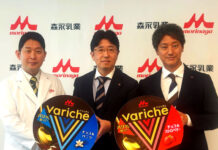 森永乳業 圧倒的チョコで新市場開拓 体験型カップアイス投入 左から佐々木慶一マネージャー、迫口真輔部長、山本雄大マーケティング本部事業マーケティング部冷菓事業部マネージャー