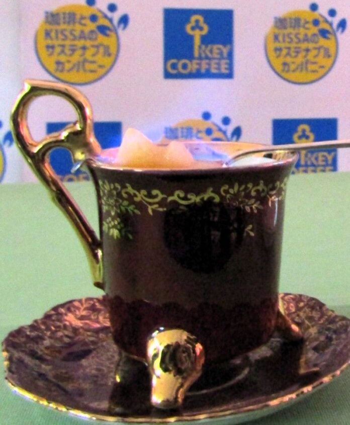 世界のアレンジコーヒーメニューも紹介。写真はカフェ・ロワイヤル（フランス）。カップの淵に角砂糖を乗せたロワイヤルスプーンを置き、その上にブランデーをしみ込ませ点火する。