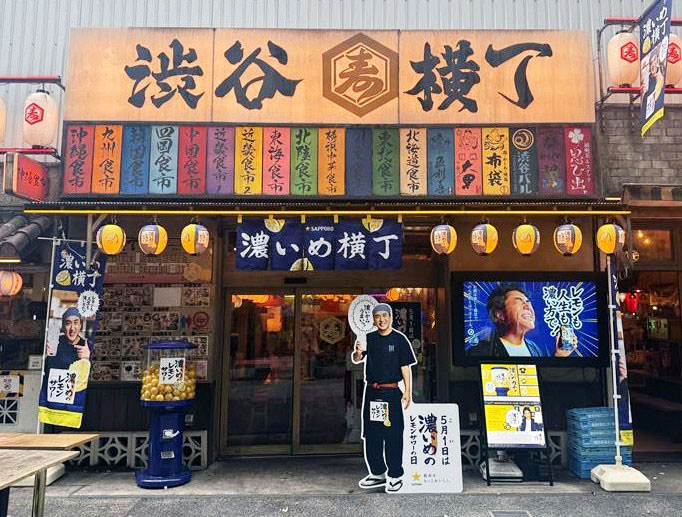 入口には限定ガチャとフォトスポットも