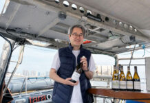 持続可能なワインづくりに挑む仏「アルベール・ビショー」 理念共鳴のメルシャン、船上で試飲イベント メルシャンの浅山閑氏。海上で熟成した「セクレ・ド・オセアン」を手に