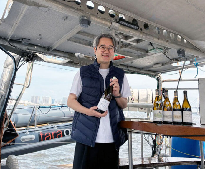 メルシャンの浅山閑氏。海上で熟成した「セクレ・ド・オセアン」を手に
