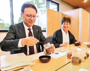 香原料に珈琲を調合する島本社長