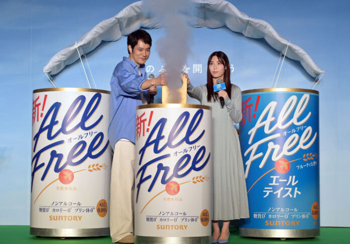 CM発表会で松山ケンイチさん㊧と白石聖さん