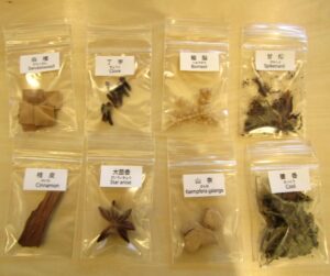 8つの香原料。左側4つが主原料、右側4つが副原料