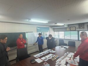 選考を務めたフルタ製菓の古田社長（左から2人目）、南開氏（右）、塩谷氏（右から2人目、杉本屋製菓の田端常務）