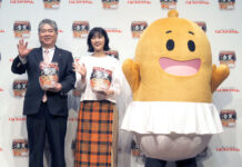 「香薫あらびきポーク」さらなる高みへ 原菜乃華が“香り”伝える新CM プリマハム 発表会で千葉尚登会長㊧と原さん。マスコットキャラ「ソップリン」とともに