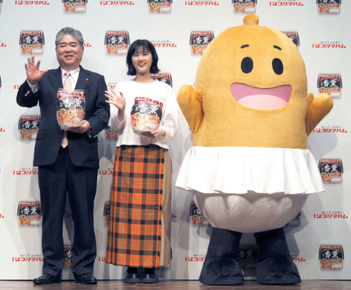 発表会で千葉尚登会長㊧と原さん。マスコットキャラ「ソップリン」とともに