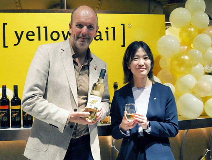 ジェームズ・ウィルソン氏㊧と上村智子氏