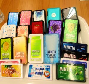 外袋を外した「ミンティア」。中段・中央右が「ミンティア ＋FOCUS クリアラムネ」