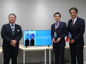 左から日本貨物鉄道株式会社の福岡大輔氏、ネスレ日本の伊澤雄太氏、坂口治夫氏